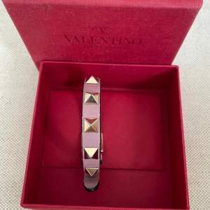 säljer detta sjukt söta rosa valentino armband!!❤️ låda och kort medföljer💓 fraktar endast!💗 använt men fint skick😇