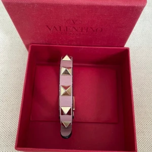Valentino armband❤️ - säljer detta sjukt söta rosa valentino armband!!❤️ låda och kort medföljer💓 fraktar endast!💗 använt men fint skick😇