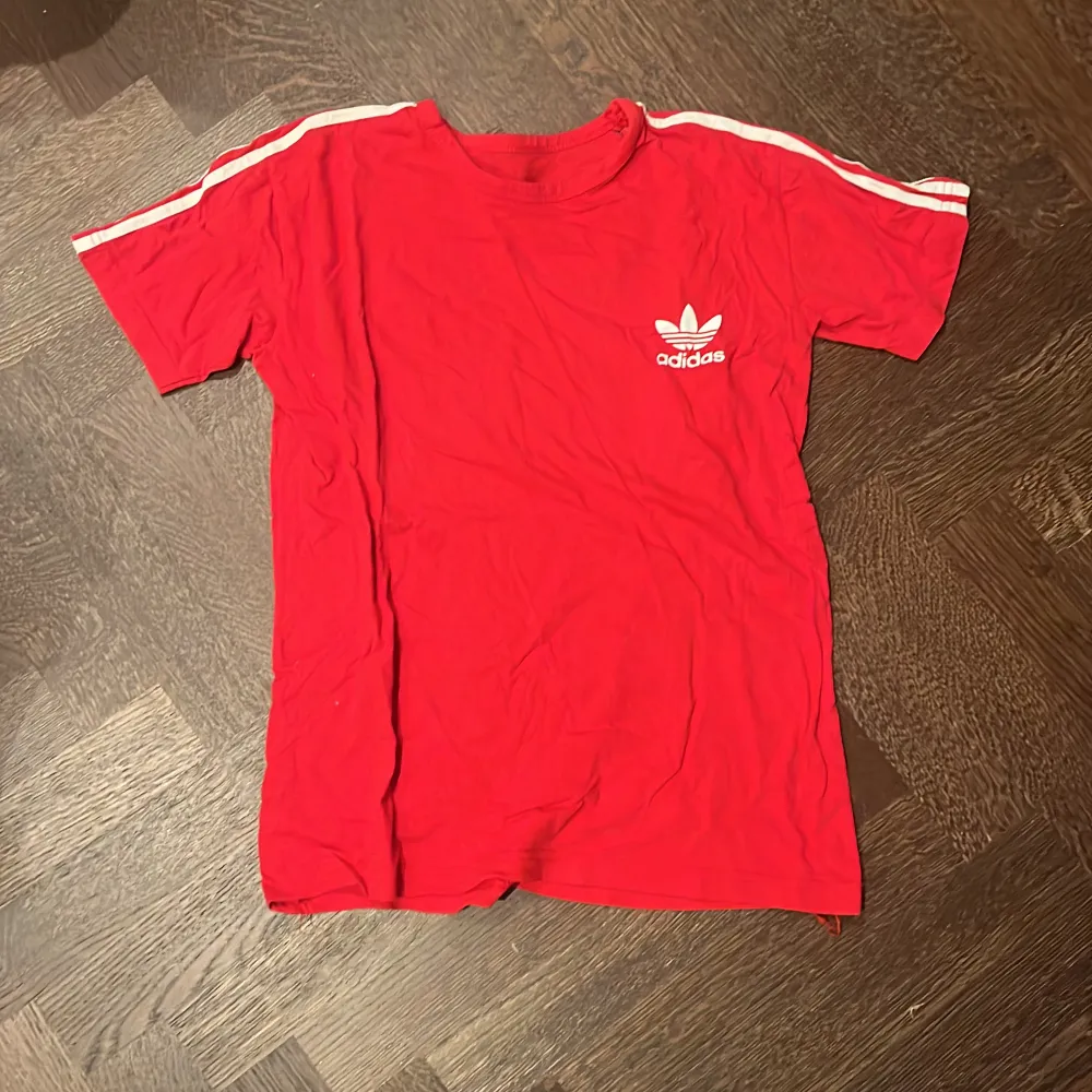 Röd adidas tröja helt oanvänt. T-shirts.