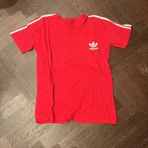 Adidas Tshirt - Röd adidas tröja helt oanvänt