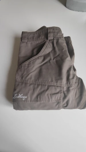 Lundhags byxa  - Grågröna byxor. Knappt använd. Hela och rena, inköpt på Lundhags butiken här i Jämtland. Nypris 1700, säljes nu för 700:- storlek 36. Djur finns i hemmet 