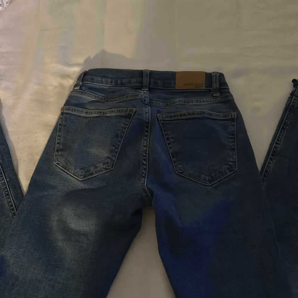 Jättesnygga lågmidjade jeans från Gina tricot! Använda sparsamt. Jag har sprettat up de då de var lite korta.. Jeans & Byxor.