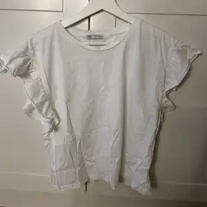 Söt t-shirt med volang ifrån Zara, endast använd fåtal gånger! Storlek M, nypris 79kr 💖