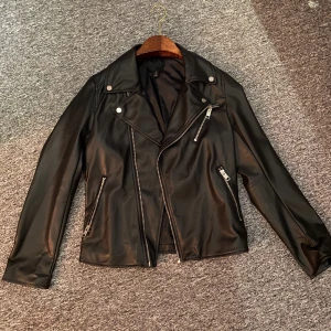 Skinnjacka från H&M - Säljer min skinnjacka från hm som är perfekt nu till hösten!💝 Köpt här på plick men säljer den då den inte kommer till användning💗 Pris går att diskutera💕