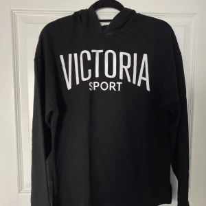 Victoria’s secret tröja  - Victoria’s secrets egna sportmärke Victoria sport. I fint skick. Används sparsamt. Tunt material. Köpt på deras hemsida. 