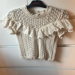 Zara tröja - Jättefin tröja från Zara. Använd 1 gång endast så i jättefint skick. Säljer då jag inte tycker den passar mig.
