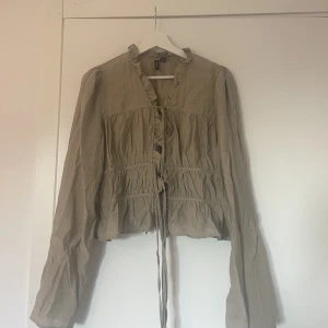 Knyt bluse  - Knyt bluse från vero Moda Brun, beige färg skulle jag säga 