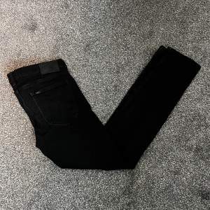 Lee jeans som har blivit för små. Näbbstövlar några fåtal gånger men inte min stil längre! Storlek: W30/L32 Färg: Svart Material: 98% Bommul 2% Elastan med demon tyg 