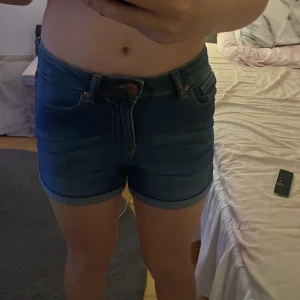 Jeans shorts 💕 - Jätte söta jeans shorts men vet inte vart dom e ifrån dom e mod waist och verkligen jätte fina💕