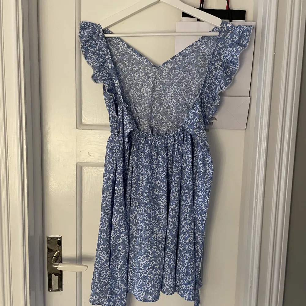 Supersöt blå blommig klänning!  Använd en eller två gånger på skolavslutning.👗 Knytband bak. Skriv för mer frågor❤️. Klänningar.