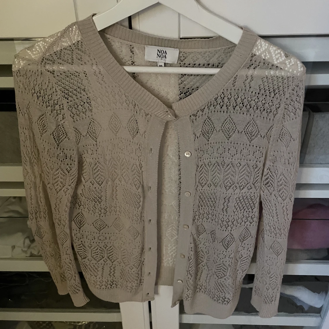 Beige stickad kofta från Noa Noa