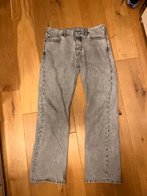 Hope Rush - Hope Rush jeans 8/10 cond  Lite wear på mynningen av vänster  Annars i väldigt bra skick Köparen står för frakt  Retail 2000