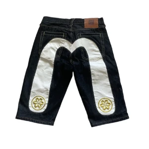 Evisu jorts - Använda ett fåtal gånger säljer pågrund av att de inte passade mig så bra! Insöm: 35cm Benbredd: 21cm Midjemått rakt över: 39cm Total längd: 61cm