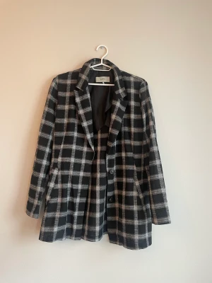 Tunn kavaj - Tunn kavaj från moves i storlek 38