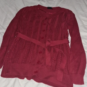 Stickad tröja - Som ny, knappt använd. Djur finns i hemmet. 