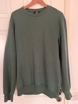 Grön sweatshirt  - Jättebekväm sweatshirt från H&Ms herravdelning, nyskick.