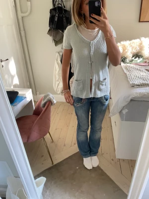 As cool kortärmad hoodie/kofta - Säljer denna jätte snygga kortärmade kofta med luva😍😍 Storlek S använd gärna köp nu!