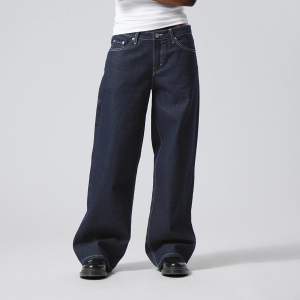 Jeans från Weekday i modellen Ample Low Loose! Knappt använda!