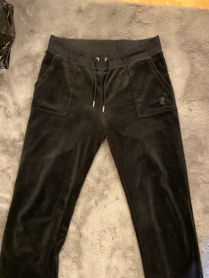 Juicy couture byxor - Säljer mina juicy couture  byxor då de inte är min stil, har använt några gånger men inga tecken på användning