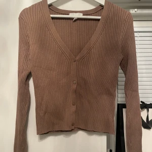 Brun kofta - Säljer denna tröja/kofta, använd 2 ggr
