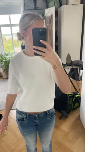 Trekvarts tröja  - Säljer denna vita stickade från zara som är i nyskick då jag inte får någon användning för den, storlek L men liten i storlek och passar mig som oftast är en S💕