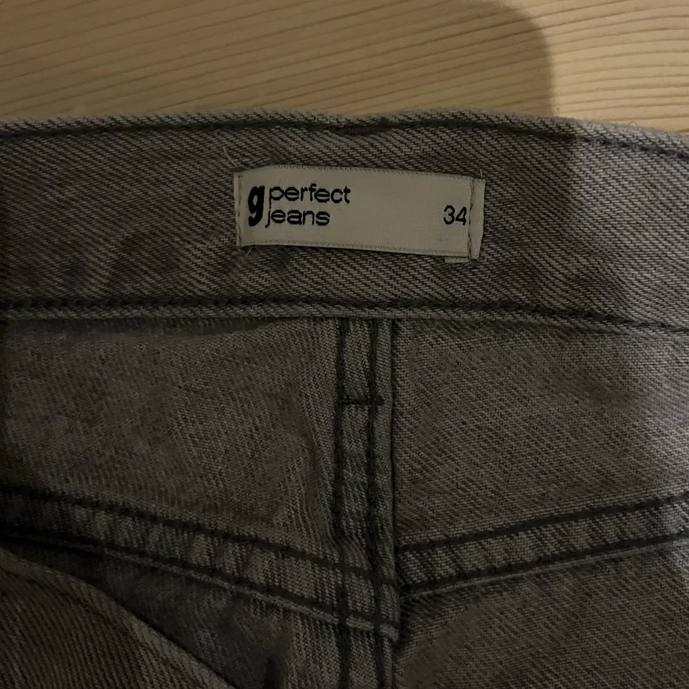 Hejj! Säljer dessa gråa lowwaist straight jeansen från Gina då jag inte använder de längre. Jätte bra skick och i storlek 34. Köparen står för frakten!💗nypris: ca 500. Jeans & Byxor.
