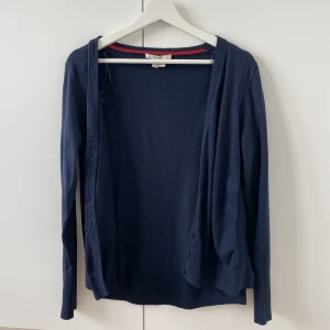 Cardigan - Blå cardigan. Står att det är M men den är liten i storleken så den är snarare S