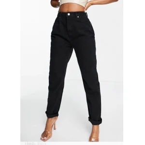 Hourglass Mom Jeans - Svarta mom-jeans i hourglass modellen från ASOS Design.  Storlek W26/L32 Sitter åt perfekt i midjan men är pösigare och avslappnade runt rumpan o benen. Perfekt för alla med lite mer curve 🥰 Jag är 172 cm lång och jeansen slutar precis på fötterna.