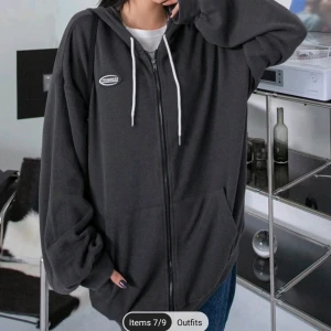 Zip up - Jag har denna sip up hoodie som jag inte använder längre, har bara använt ett par gånger DM FÖR ATT KÖPA!! Priset är inte inklusive frakt