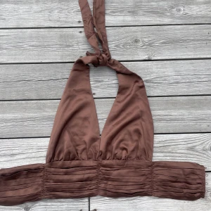 Brun fest topp! - Säljer min söta bruna fest topp då den knappt är använd! Den är lite liten i storleken men annars väldigt bra och fin!