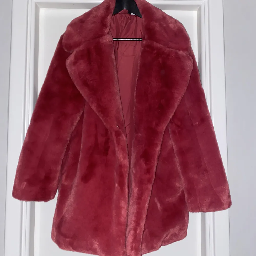 En mjuk cerise rosa fauxfur jacka från H&M, i väldigt fint skick och använt fåtal gånger.  Skriv om ni är intresserade av fler bilder💗🌺. Jackor.