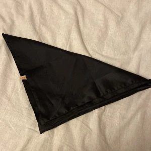 Svart Scarf  - En svart scarf i storleken 68x68. Kan andväntas som både en fin topp och som vanlig scarf😊