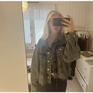 Jeansjacka  - Säljer min snygga jeansjacka från Gina, använd 3 tillfällen, sitter snyggt oversize på mig som är en S❤️