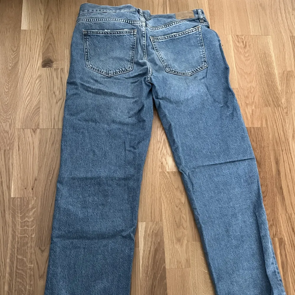 Blåa jeans från Gina tricot, de är lågmidjade. Modellen är ”low Waist straight jeans”. De är välanvända men inget som syns, storlek 38 men passar även 36💓 tyvärr är de för korta i benen för mig. Kontakta mig gärna för mer information.. Jeans & Byxor.