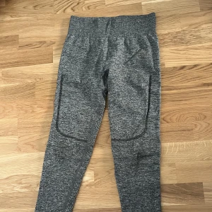 ICIW tränings tights  - väldigt fina gråa ICIW tränings tights 💓 Använda sparsamt ett få tal gånger. De är i storlek S men är väldigt stretchiga så jag skulle säga att de passar både mindre o större storlekar. Tyvärr har de blivit för korta för mig. Kontakta mig för mer info💓