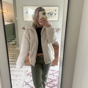 Lurvig jacka - Säljer denna snygga jacka från Lindex! Superbra skick och kommer passa perfekt i vinter ❄️ 