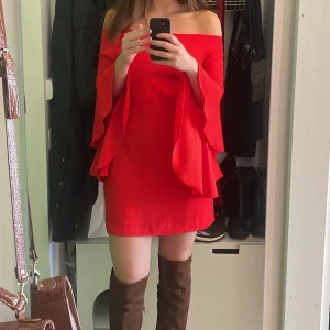 Röd klänning  - Röd snygg klänning med utsvängda armar. Märke Dilvin woman strl 40