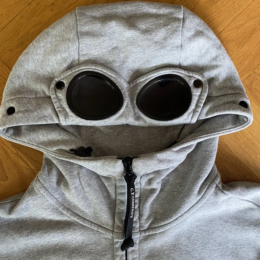 Cp company hoodie i jättebra skick, använd några gånger. Enda skavanken är den svarta färgen på knapparna som skavts bort lite (syns på bild 1) Bara att skriva om ni har frågor! . Tröjor & Koftor.