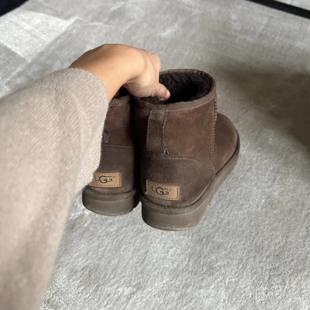 Säljer ett par mörkbruna Uggs i färgen ”chocolate” - säljer pga inte använt på senaste och är generellt inte överdrivet använda heller som man kan se på bilderna, så fortfarande i relativt bra skick - men finns tecken på användning🥰. Skor.