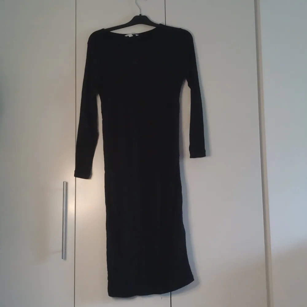 Lång svart klänning från H&M Mama, långärmad. Stl L. Klänningar.
