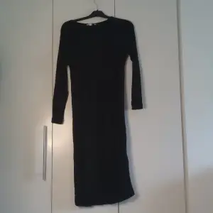 Lång svart klänning från H&M Mama, långärmad. Stl L