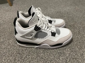 JORDAN 4 MILITARY BLACK - (HELT NYA) Riktigt  fina och sköna skor som jag fraktar till dig direkt 