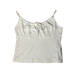 Vit topp, pieces  - Söt prickig vitt topp med rosett i fram, från Pieces!! Storlek S. Endast använd två gånger; jättebra skick!! 💝