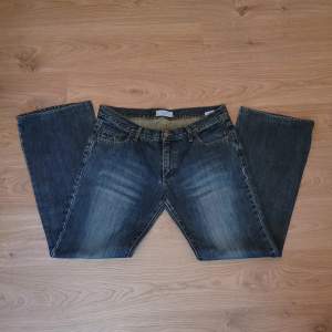 Lågmidjade jeans från Zara i mörkblått. Innebenslängden: 74 cm (men de är uppsydda i bena så om man vill kan man göra dem längre) midjemått: 84 cm. De är i gott skick. Vid frågor är det bara att skriva:)