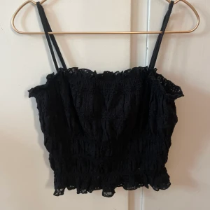 Svart Linne - Fint linne med spetsat mönster och resor band som ger linnet en annan å fin passform , se bild 2😊