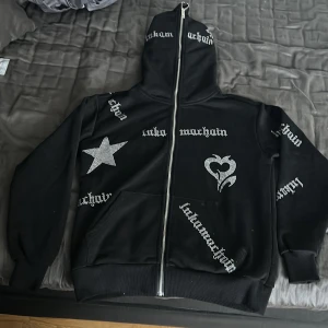 Lukemachain full rhinestone zip up - Använd 2 gånger passar lite stort bra kvalite tröttnade bara på den. Köpt för 900kr