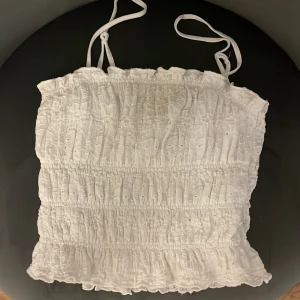 Vit spetstopp  - Vit topp i spets från bikbok. Har en likadan i svart om det skulle föredras, bara att skriva. Säljer pga rensar ut garderoben.💕