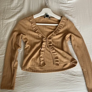 Topp - Söt långärmad tröja med volangdetaljer och tre knäppen fram, riktigt höstig. Denhär köpte jag på monki för några år sen men jag har bara anvönt den 2 gånger🧡 Skriv privat om ni har frågor