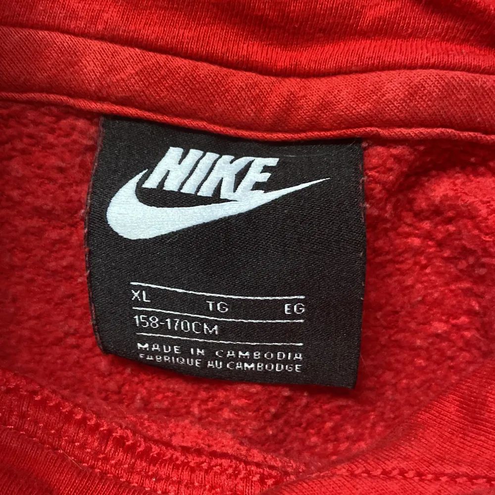 En skön Nike hoodie i fint skick. Storlek 158-170cm . Hoodies.