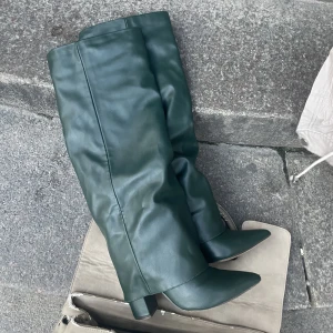 Höga boots vikt kant - Säljer dessa sjukt snygga och trendiga stövlar, sparsamt använda. Köpt utomlands för 450kr. Vill gärna byta mot liknande stövlar men storlek 38 🫶